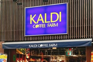 「KALDI COFFEE FARMの看板が掲げられた店舗の外観」