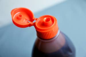 プラスチック製のボトルとオレンジ色のフリップトップキャップ。
