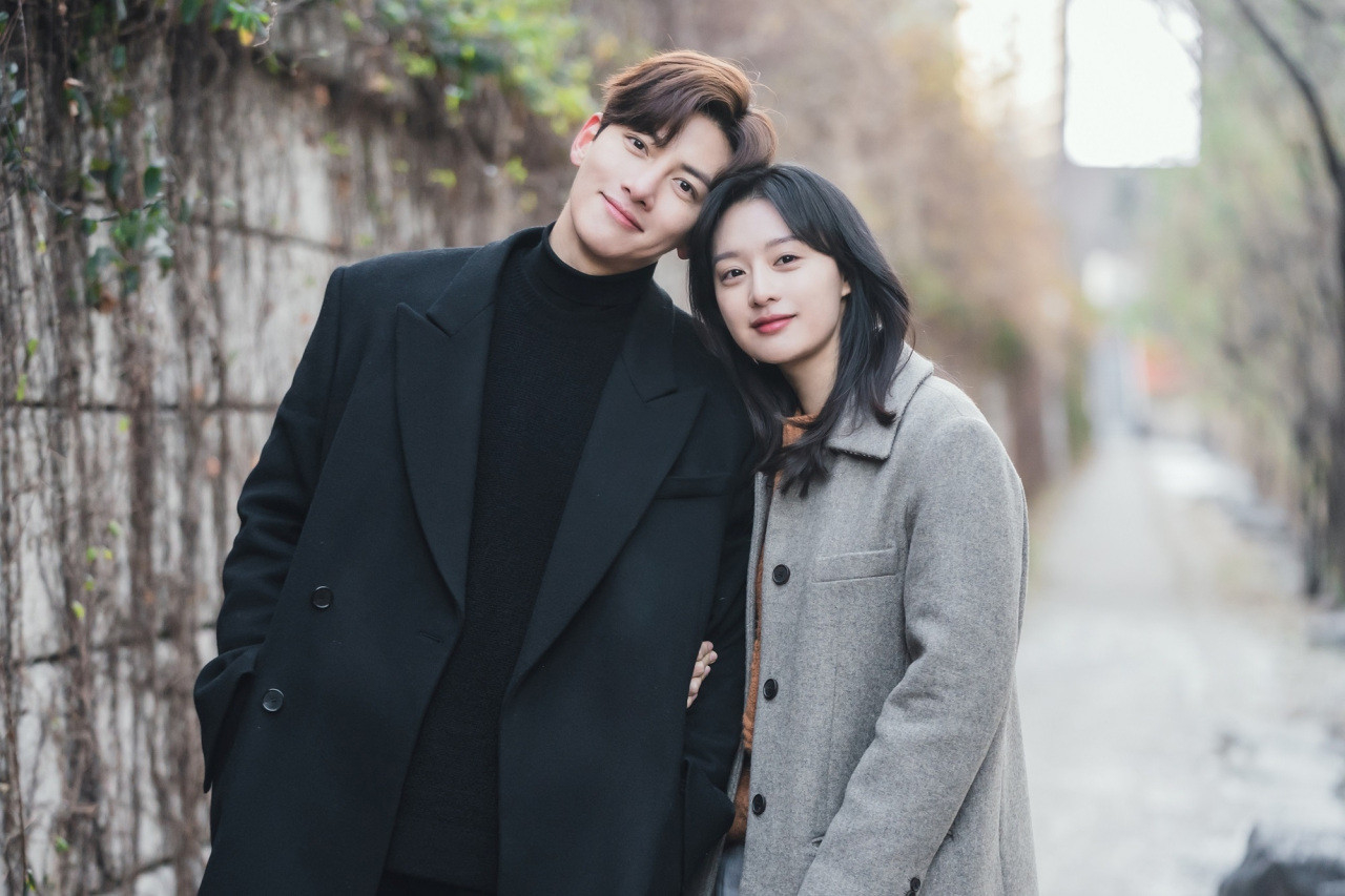 Kim Ji-Won y Ji Chang-wok, protagonistas de Amor en la ciudad, posando juntos en las afueras.