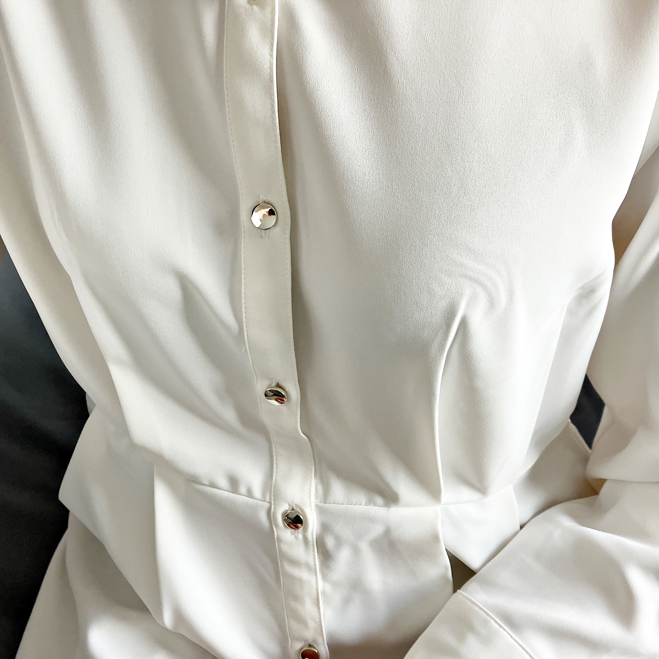 Honeys（ハニーズ）のおすすめブラウス「ウエストタックブラウス」