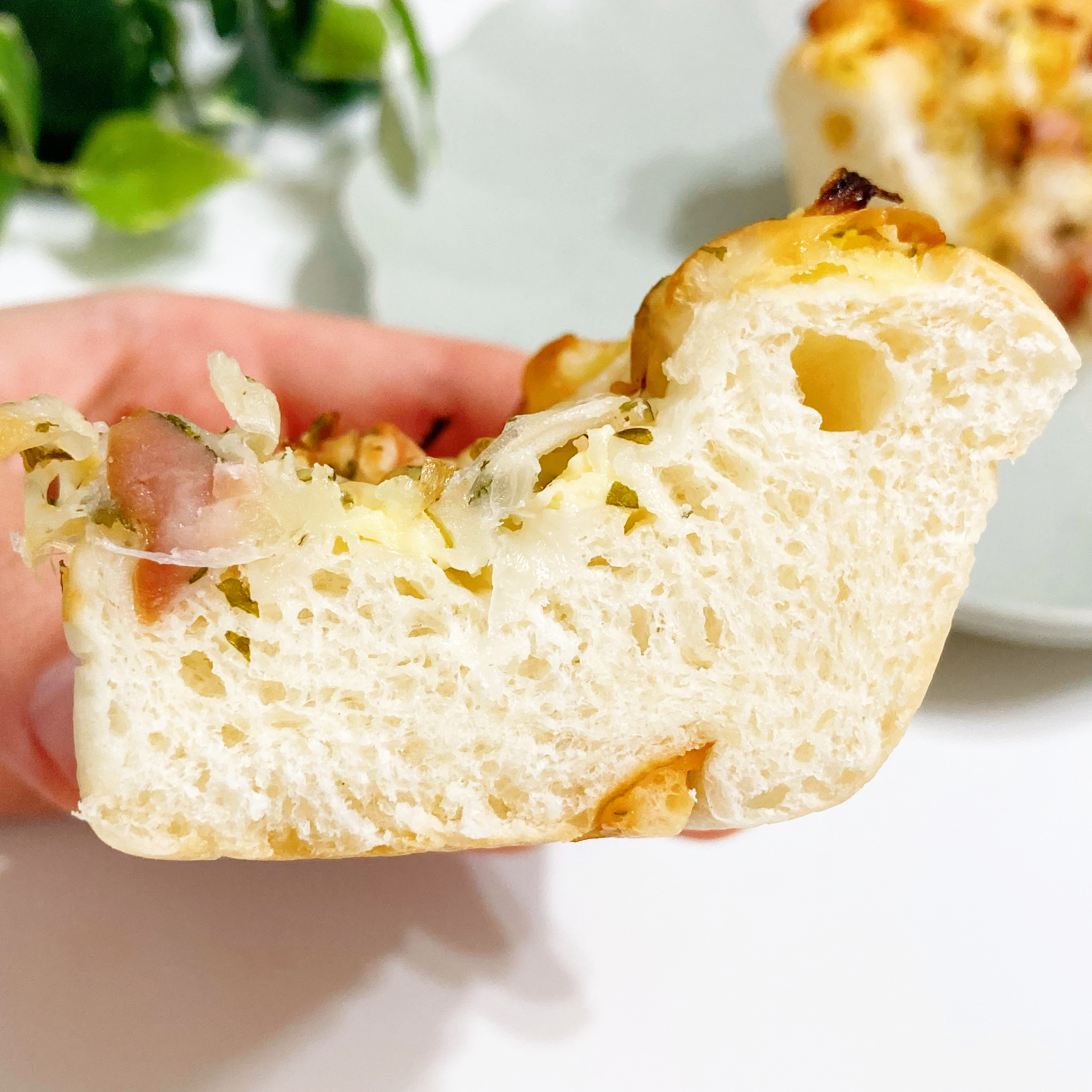 FamilyMart(ファミリーマート)のおすすめパン「もちっと食感のオニオンブレッド」