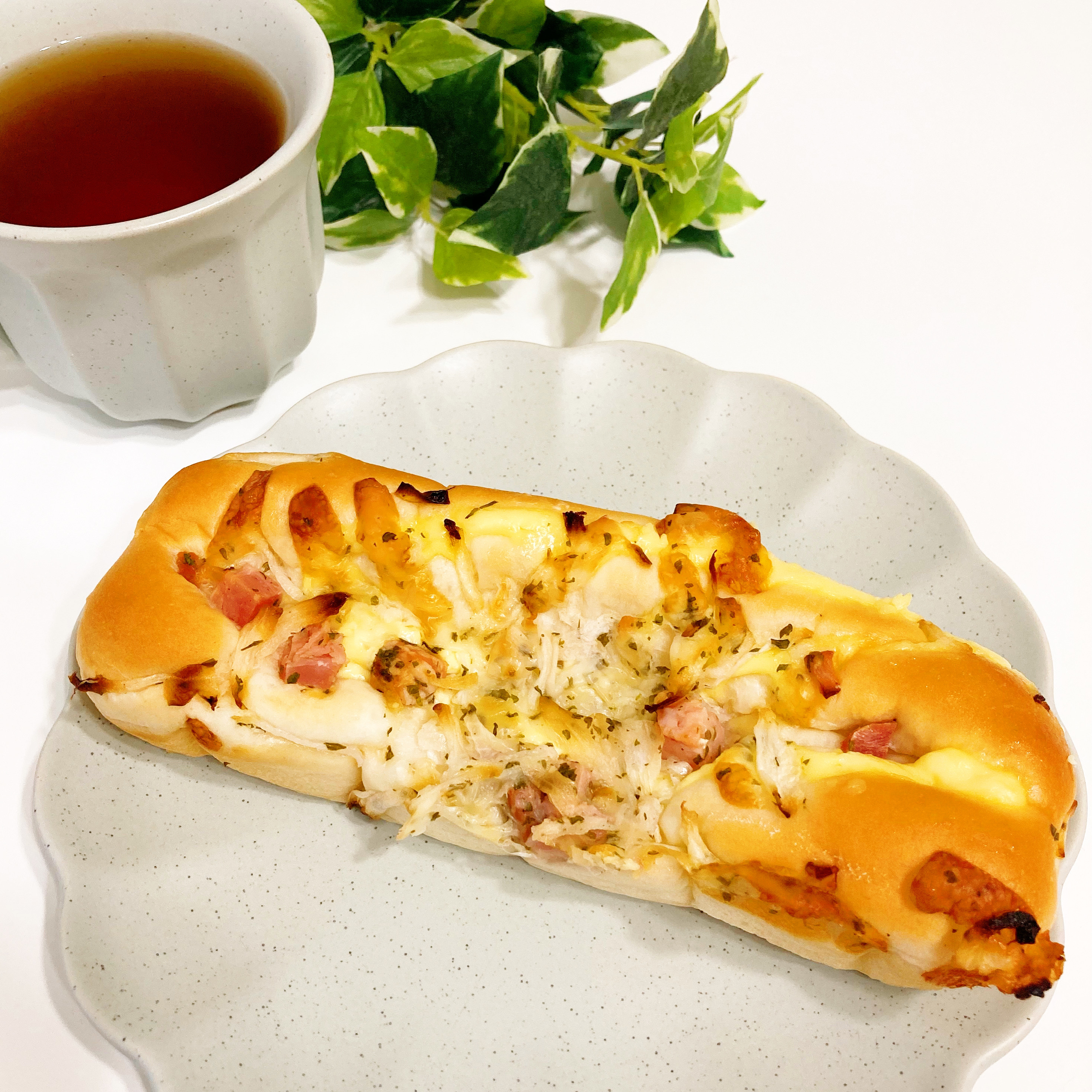 FamilyMart(ファミリーマート)のおすすめパン「もちっと食感のオニオンブレッド」