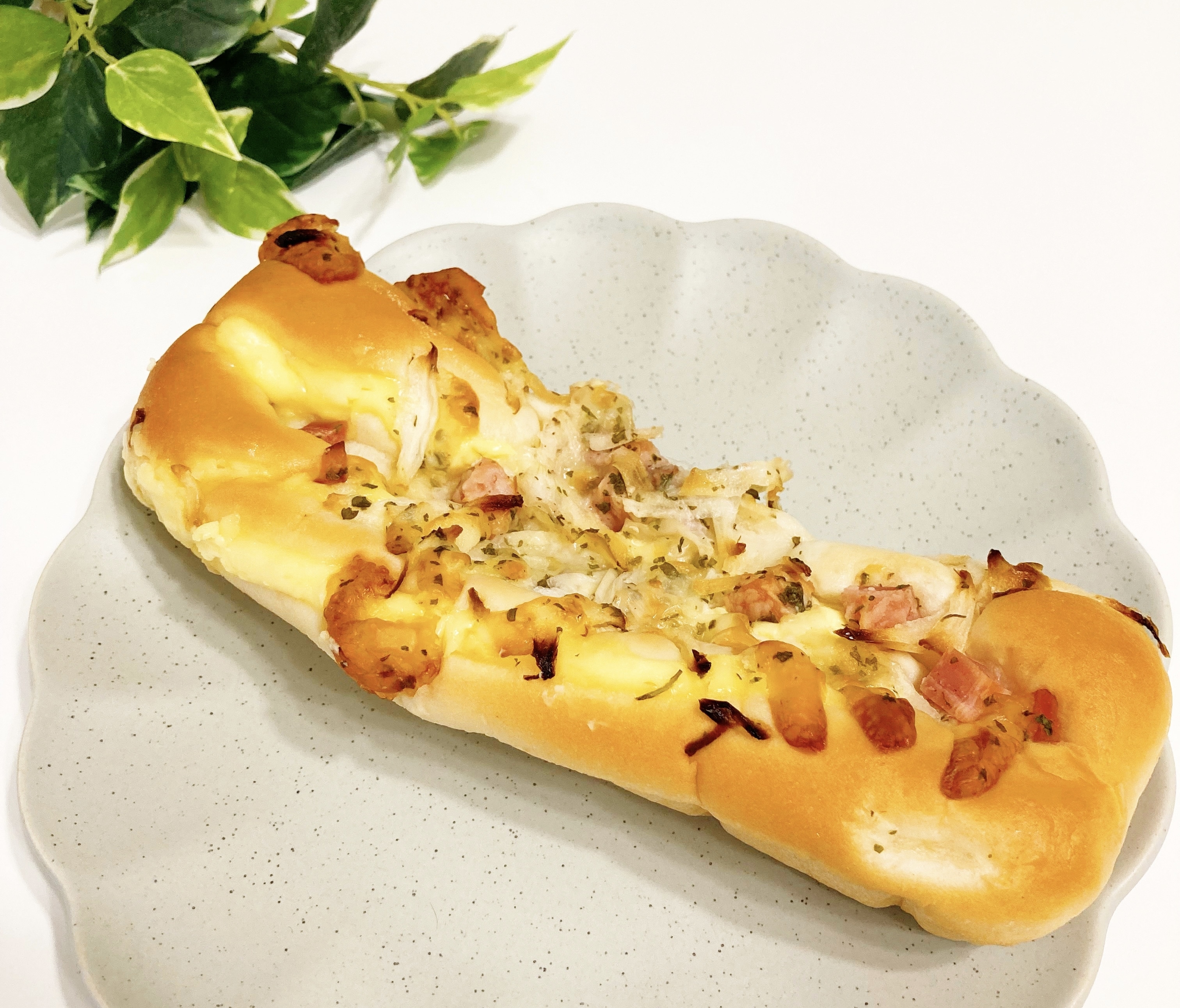 FamilyMart(ファミリーマート)のおすすめパン「もちっと食感のオニオンブレッド」