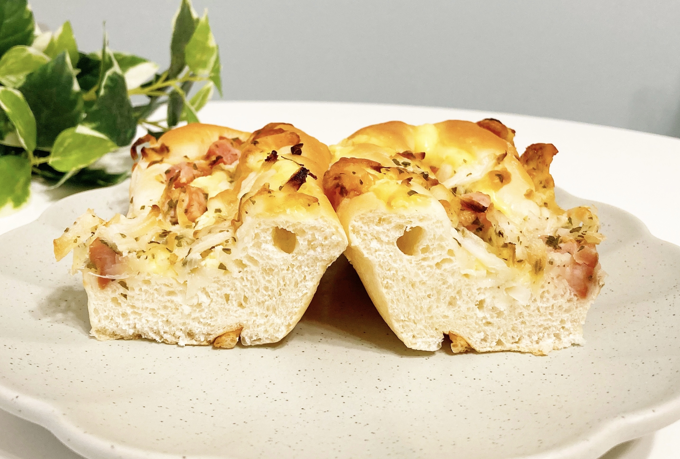 FamilyMart(ファミリーマート)のおすすめパン「もちっと食感のオニオンブレッド」