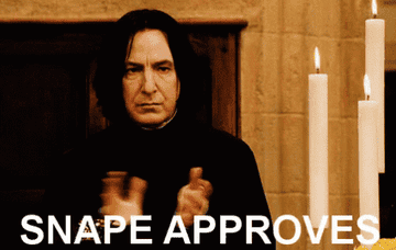 Severus Snape de Harry Potter asintiendo con las manos juntas, expresión seria, velas encendidas al fondo