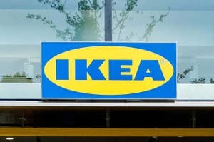 IKEAのロゴが掲げられた看板