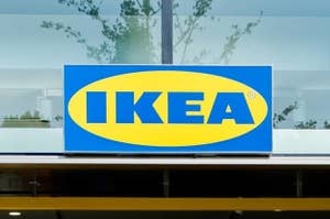 IKEAの看板が表示されています。