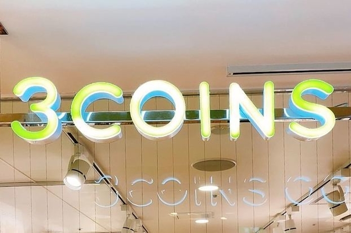 「3COINSの店舗看板、ネオンサインのロゴ」