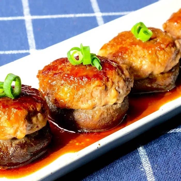 皿に盛られたしいたけの肉詰めの写真です。