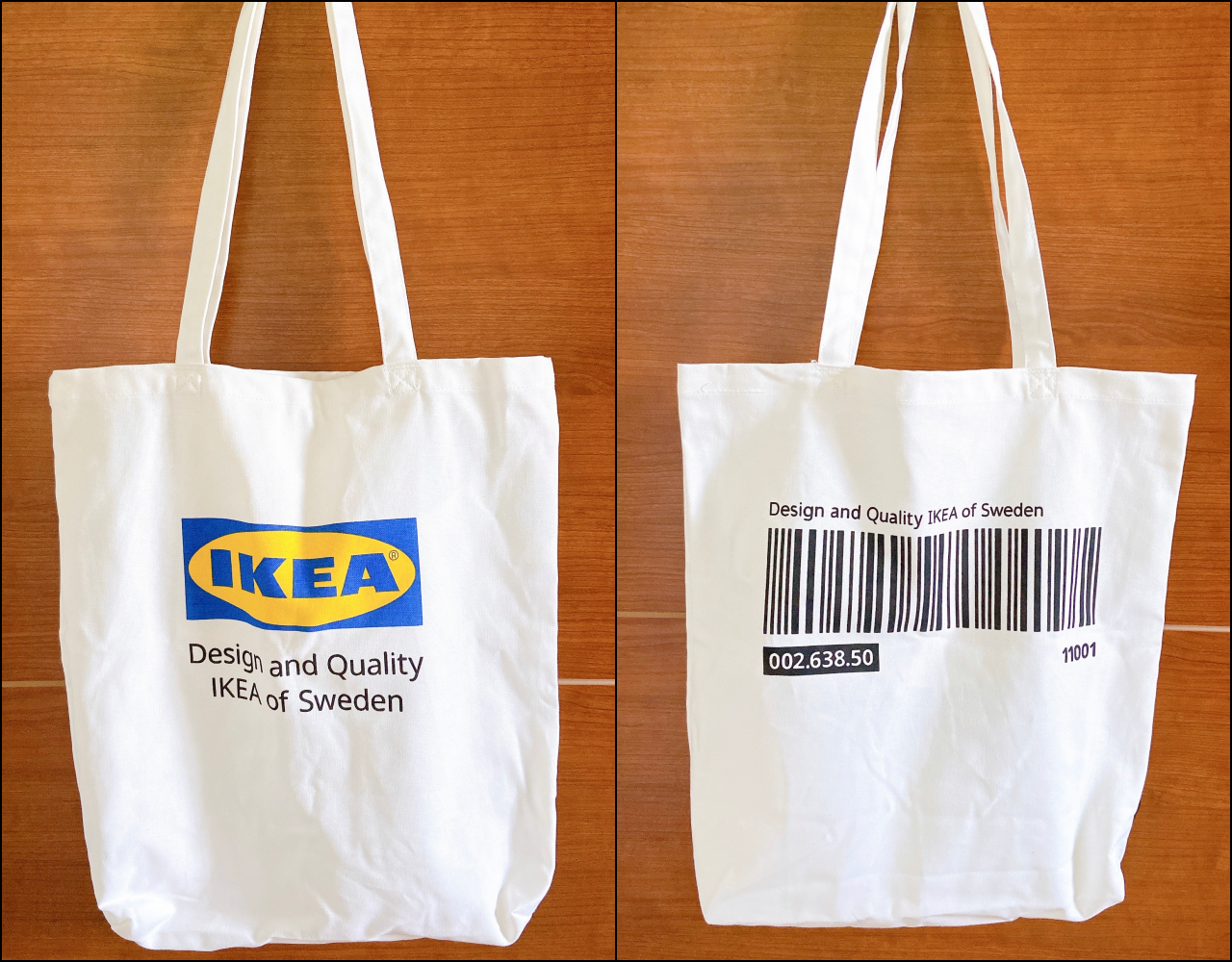 IKEAのロゴと「Design and Quality IKEA of Sweden」と書かれた白いトートバッグ。裏面にはバーコードと商品番号。
