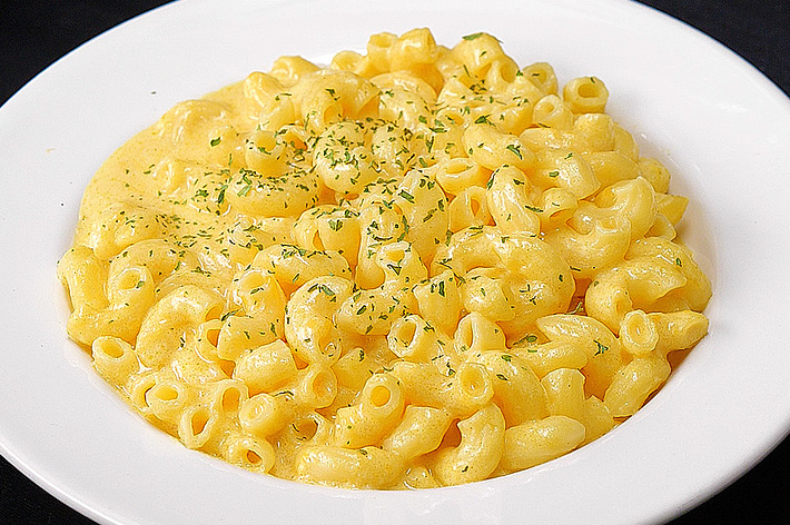 白い皿に盛られたマカロニチーズ。
