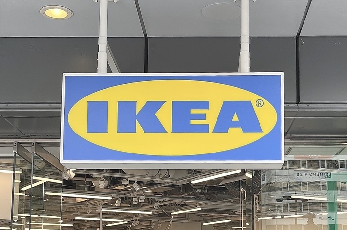 IKEAの店舗入口に掲げられたロゴの看板です。