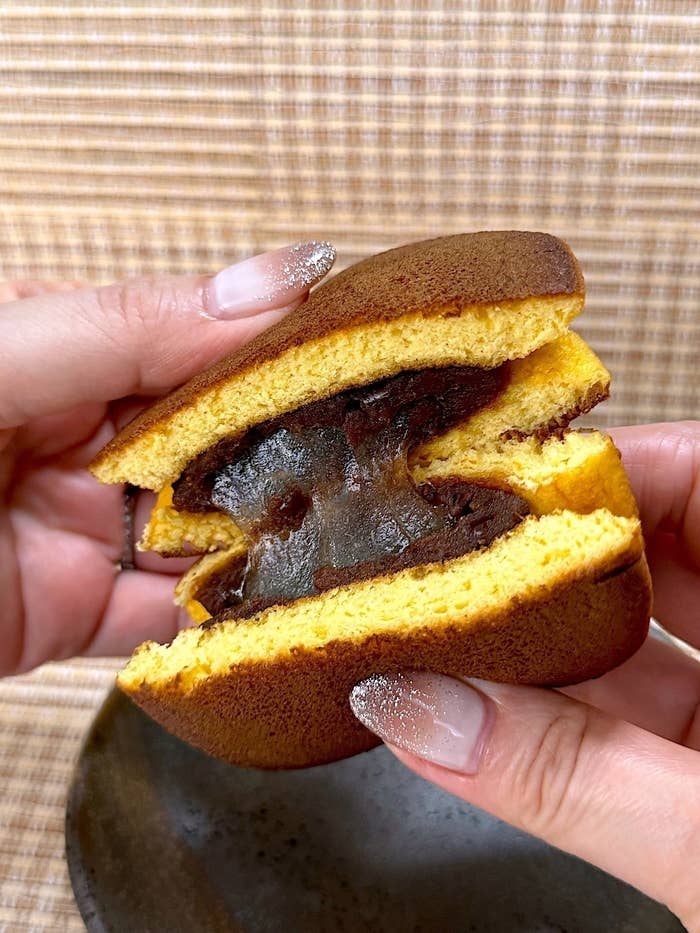 シャトレーゼのおすすめ和菓子「沖縄県産黒糖どらやき 餅入り」