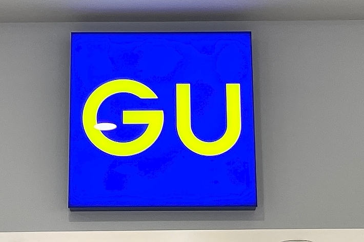 GUのロゴが入った看板が壁に掛かっています。