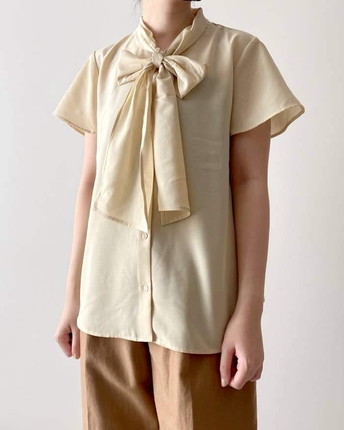 GUのおすすめトップス「シアーボウタイブラウス（半袖）Z+E」