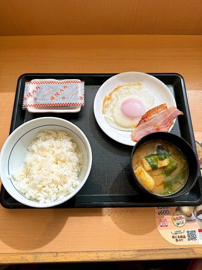 なか卯のおすすめモーニング「目玉焼きベーコン朝食」