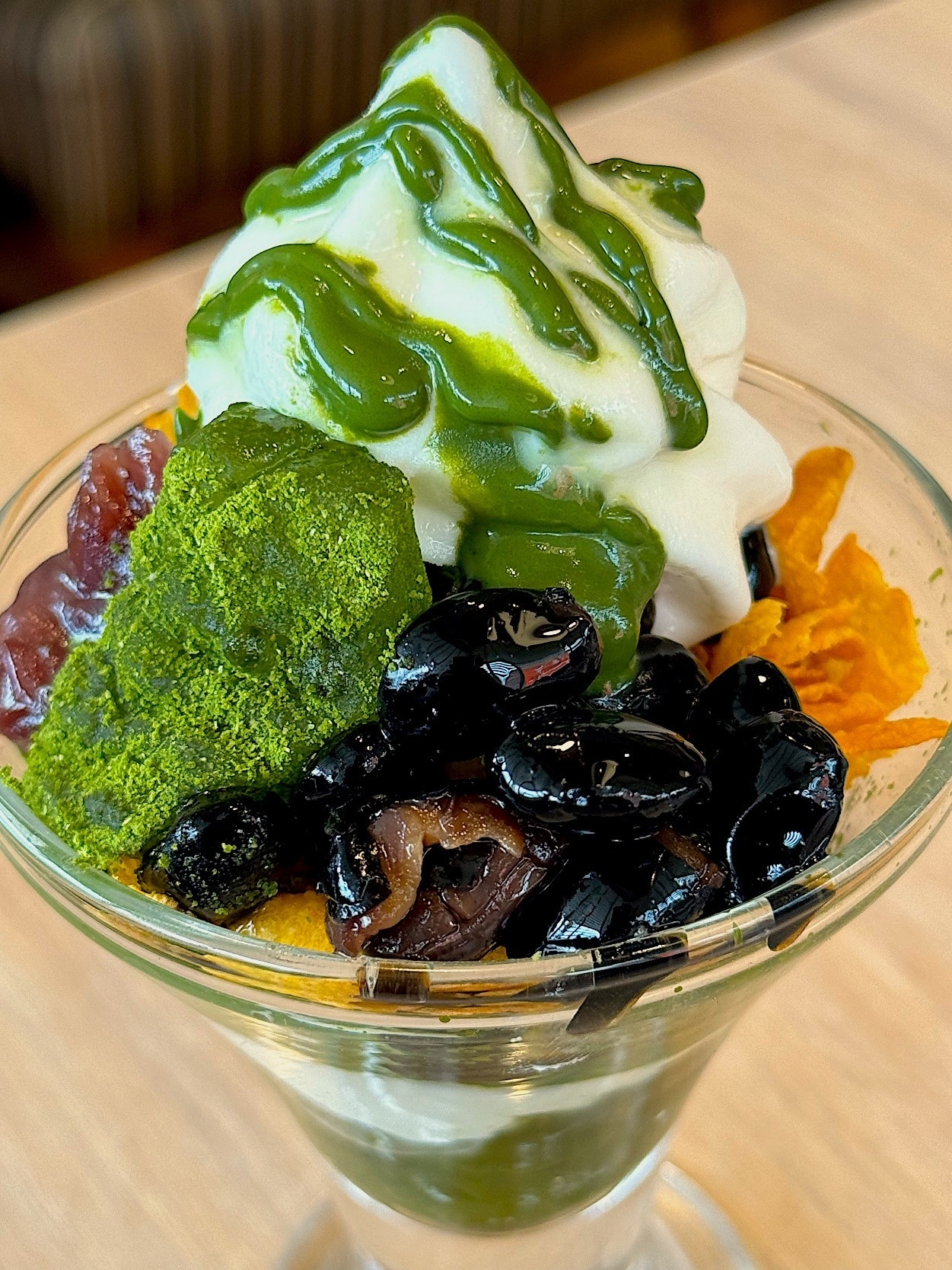 ガストのおすすめメニュー「抹茶わらび餅と黒豆の抹茶サンデー」