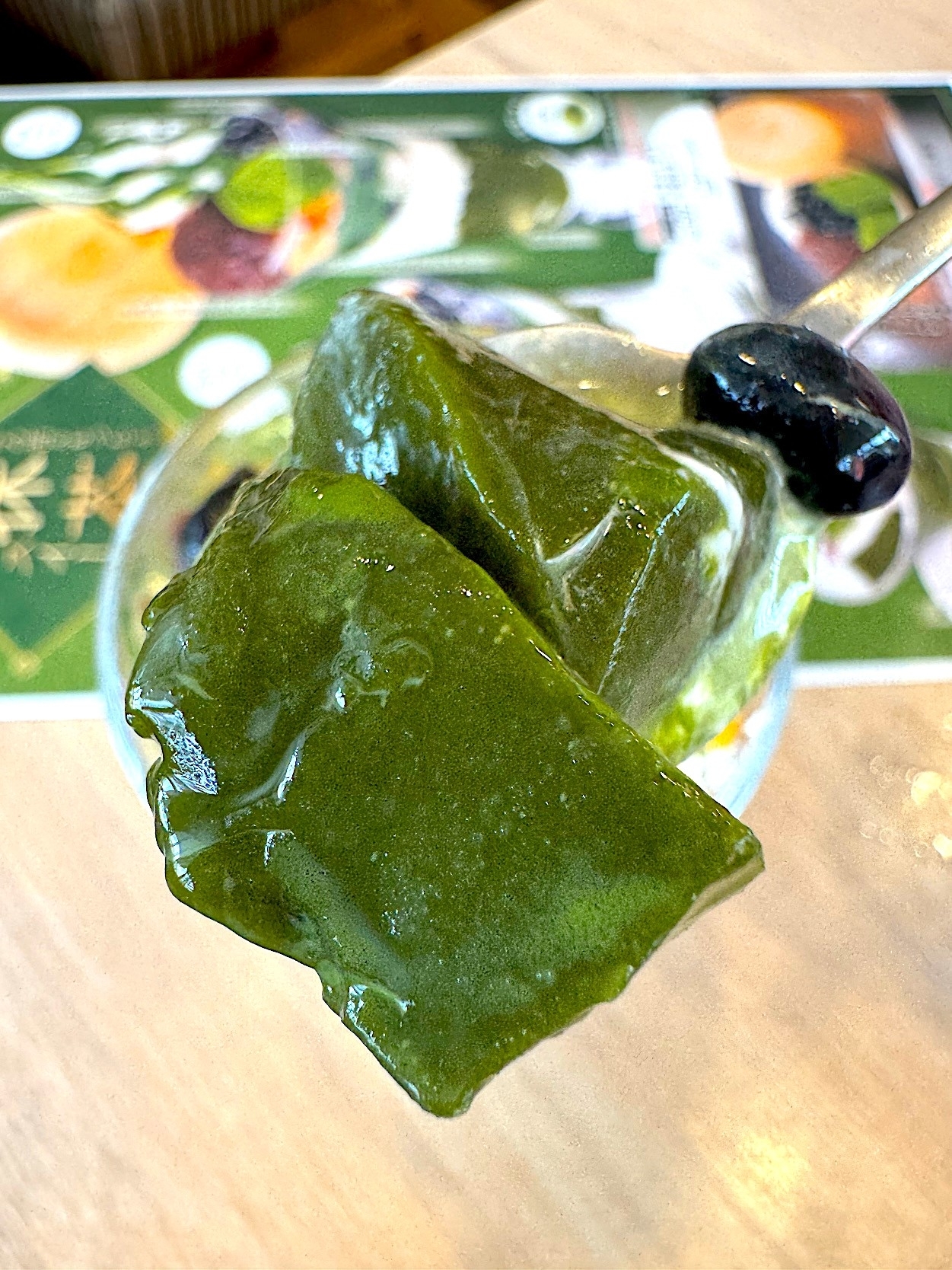 ガストのおすすめメニュー「抹茶わらび餅と黒豆の抹茶サンデー」