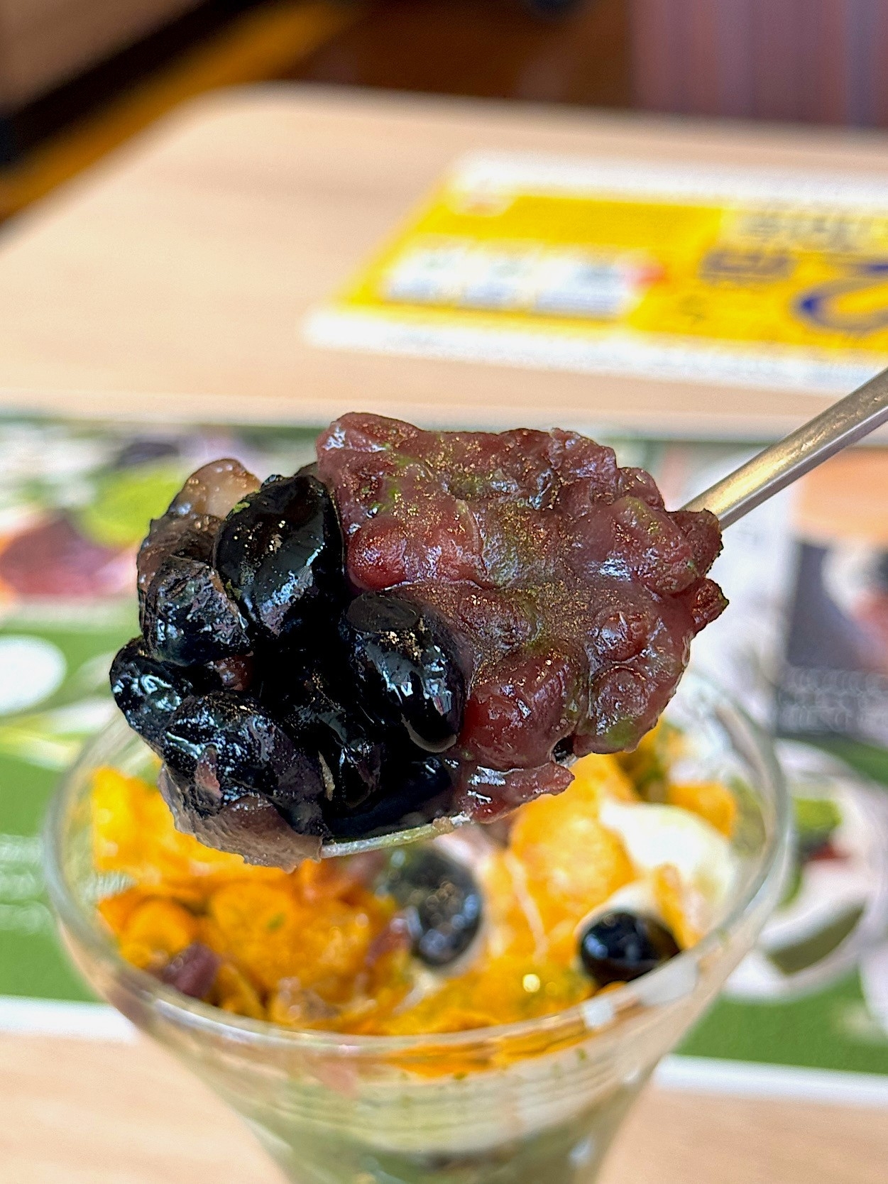 ガストのおすすめメニュー「抹茶わらび餅と黒豆の抹茶サンデー」