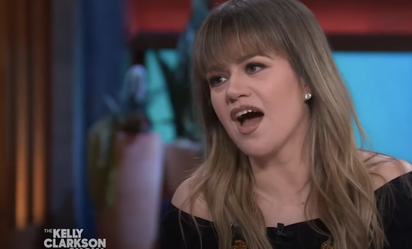 Kelly Clarkson interviewing a guest on her talk show