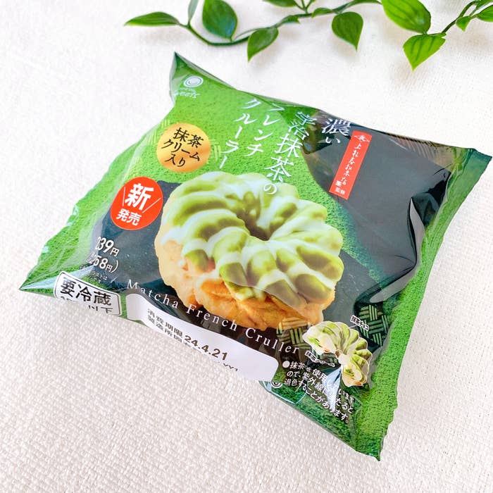 FamilyMart(ファミリーマート)のおすすめのスイーツ「濃い宇治抹茶のフレンチクルーラー」