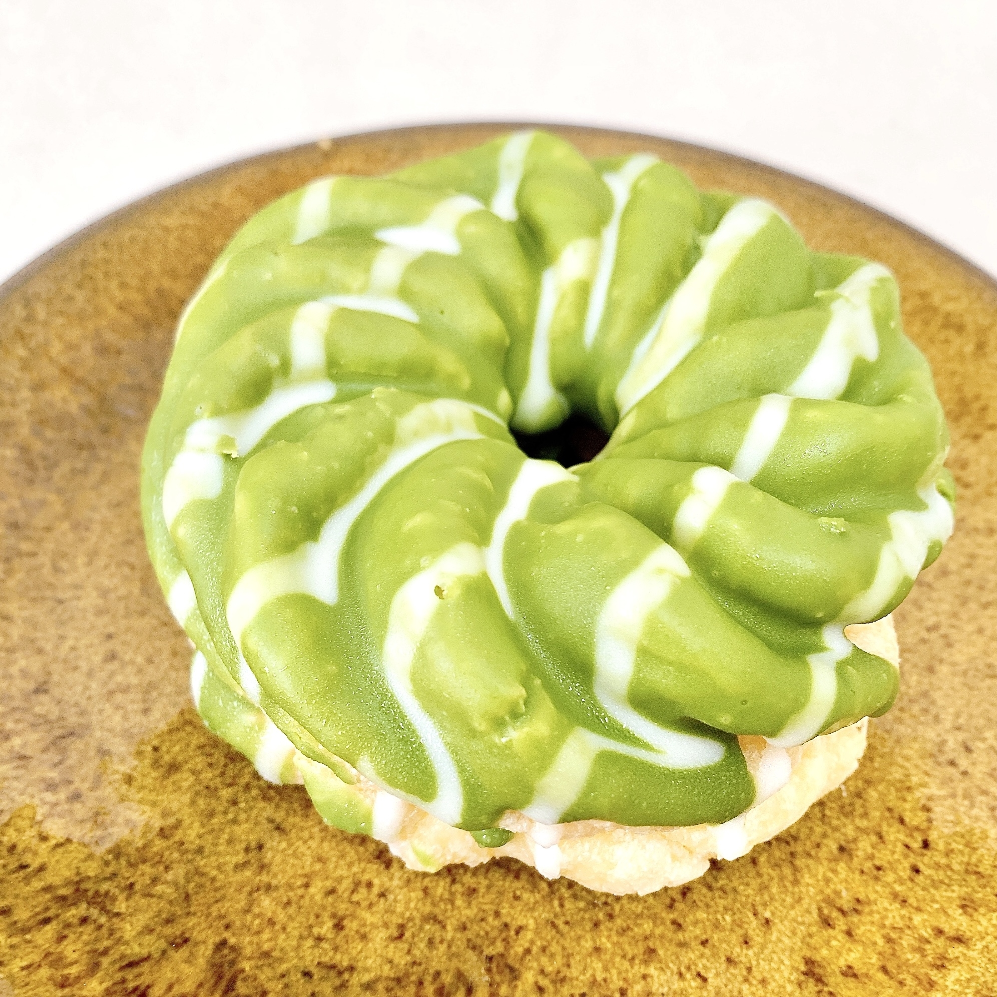 FamilyMart(ファミリーマート)のおすすめのスイーツ「濃い宇治抹茶のフレンチクルーラー」