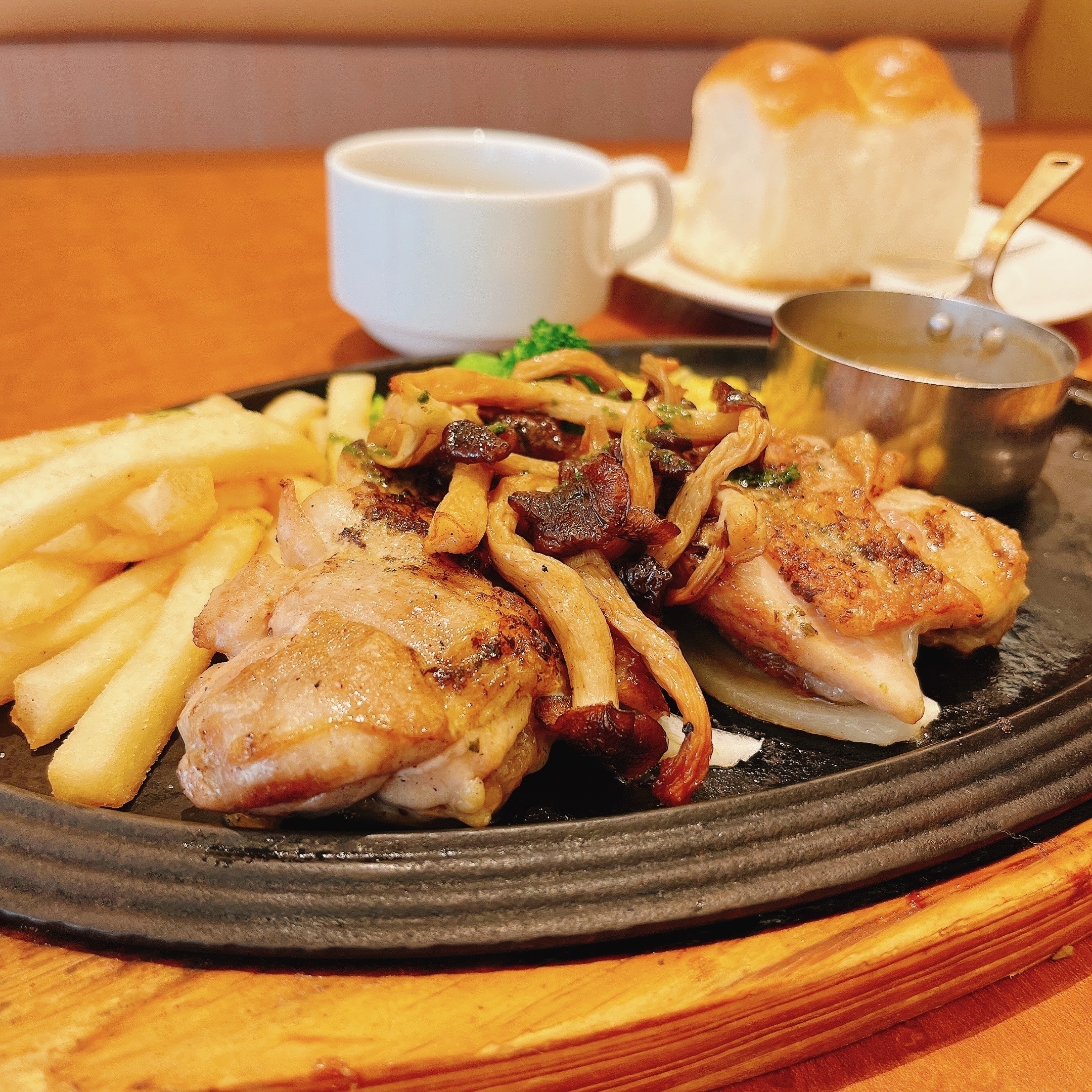 ロイヤルホストのオススメのメニュー「チキングリルポルチーニクリームソースランチ(スープ・ライス付)」