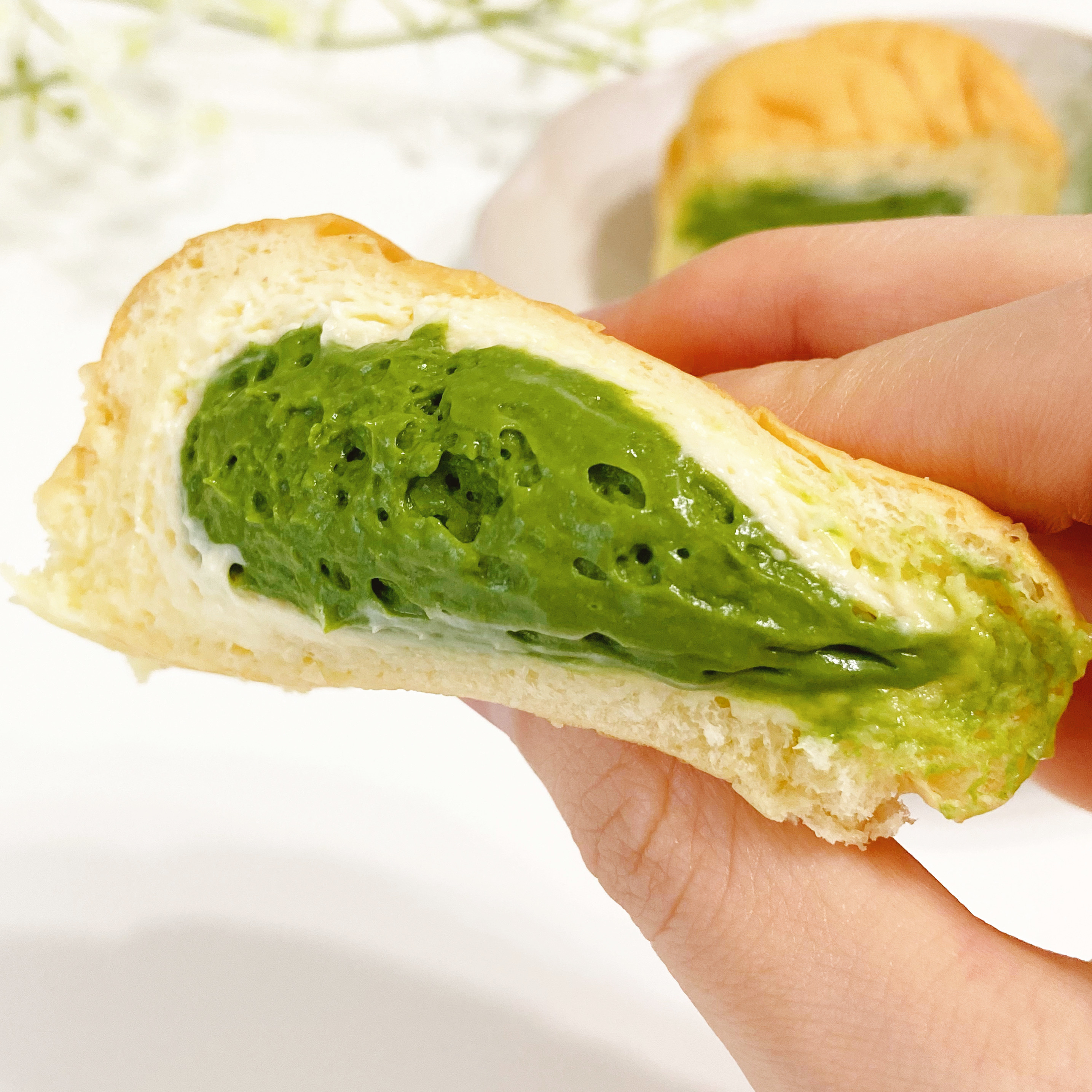 FamilyMart(ファミリーマート)のおすすめスイーツ「冷やして食べるとろけるくりーむパン 出雲抹茶」