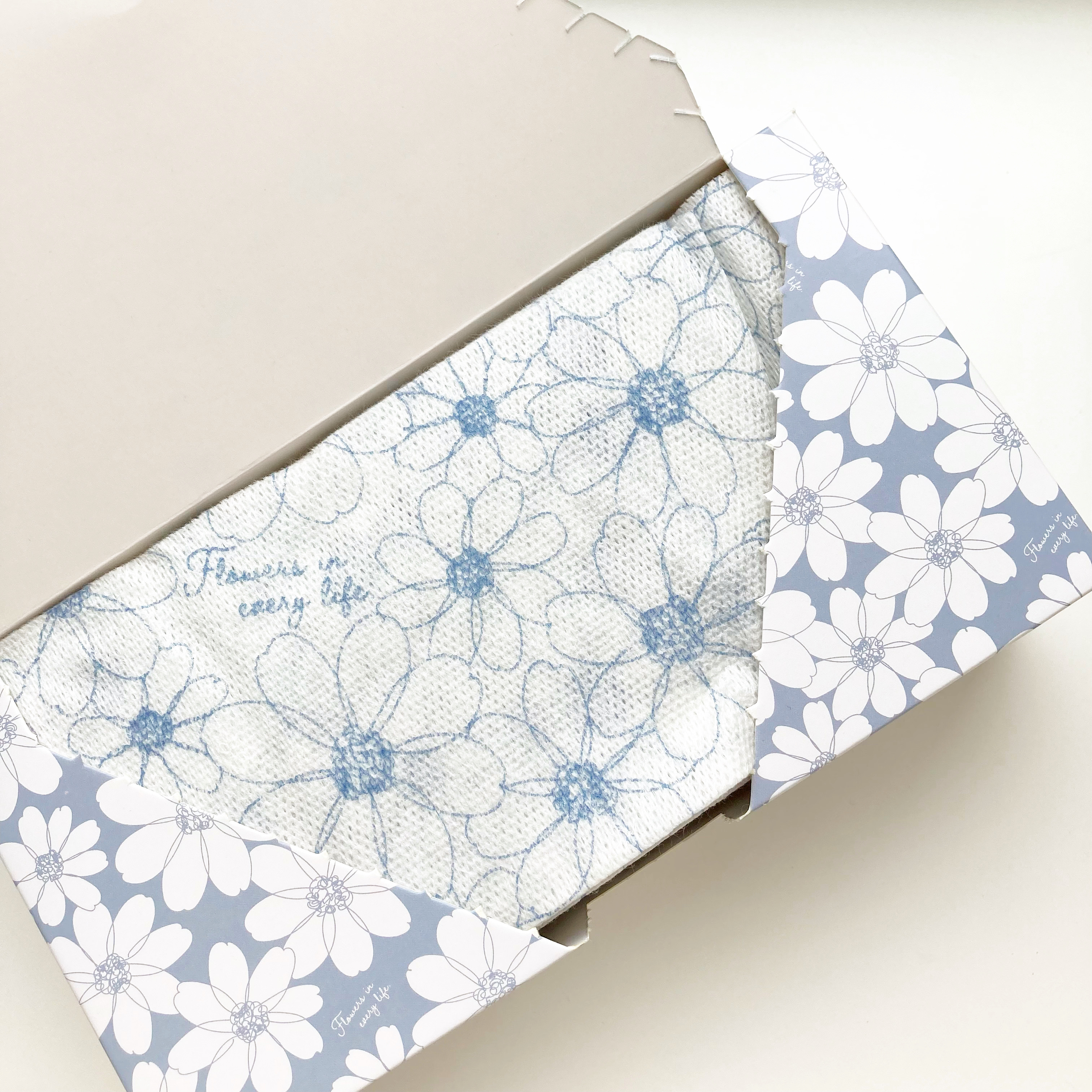 DAISO（ダイソー）のお掃除アイテム「マルチダスター（20cm×20cm、デイジー線画）」
