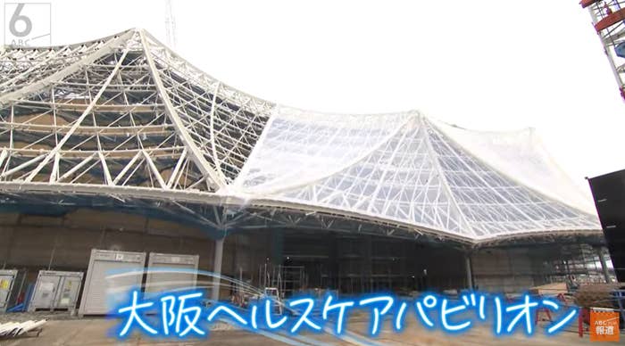 建設中の大型施設の外観と「大阪へ」というテキストがある。