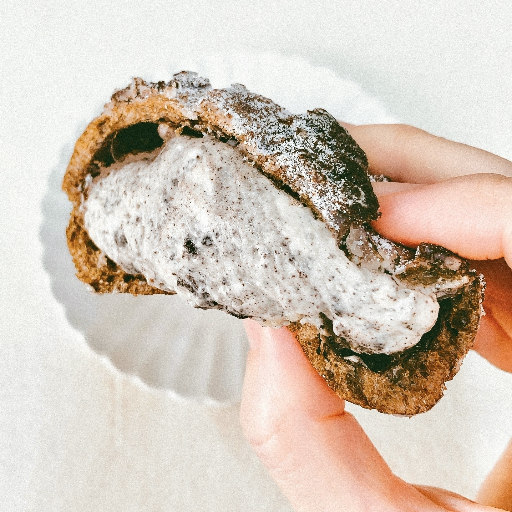 FamilyMart(ファミリーマート)のおすすめスイーツ「クッキー&クリームシュー」