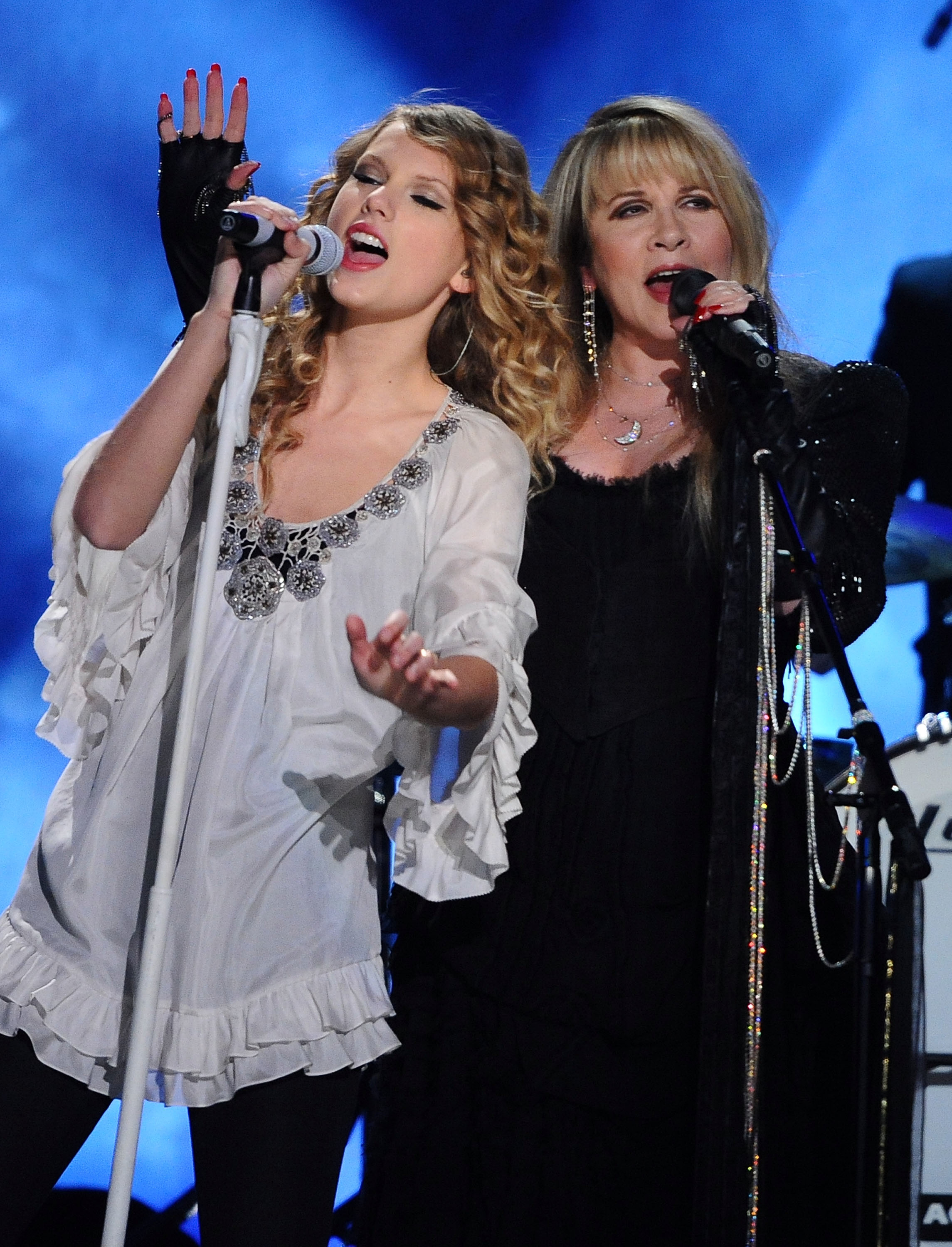 Taylor Swift and Stevie Nicks performing together