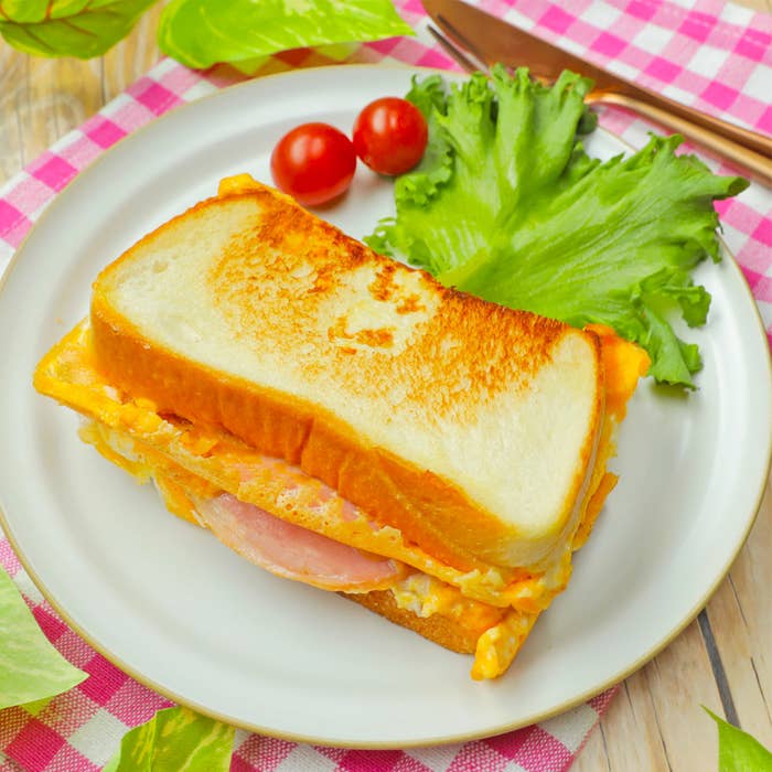 サンドイッチにハムとチーズが挟まれている。