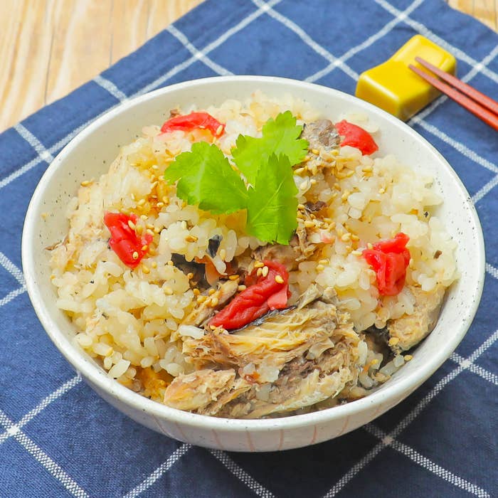 ご飯の上にサバ、梅干し、そしてパクチーが乗った和食の丼物です。