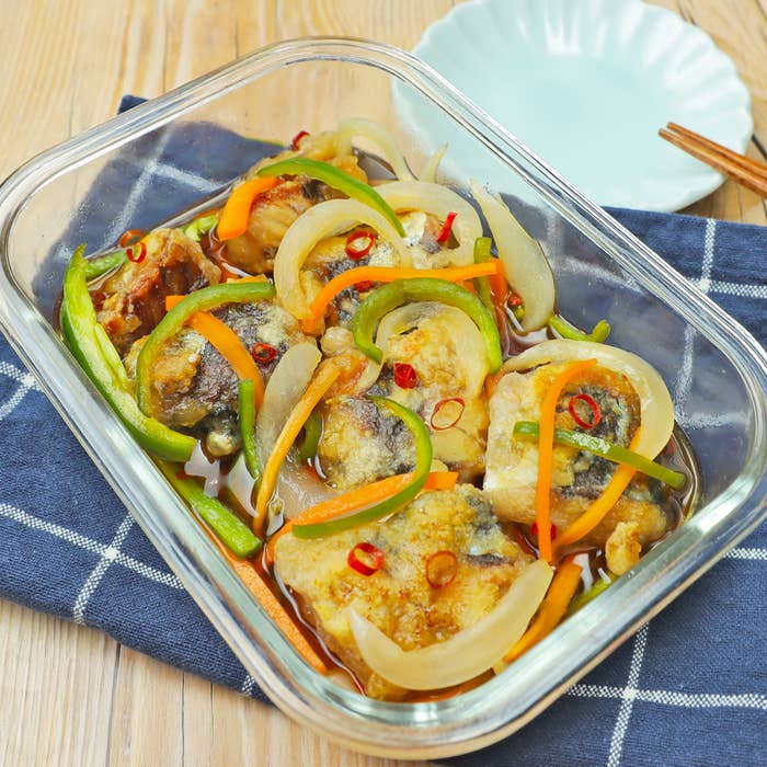 野菜と一緒に皿に盛られた料理。