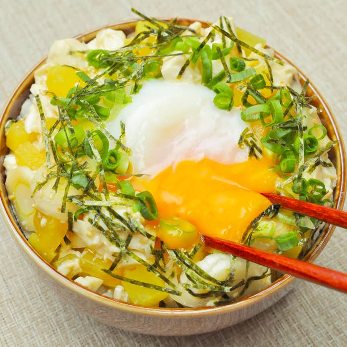 豆腐ご飯にねぎがトッピングされている、和食の一皿です。