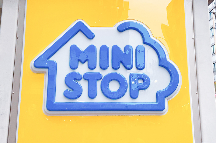 ミニストップのロゴが掲げられた看板