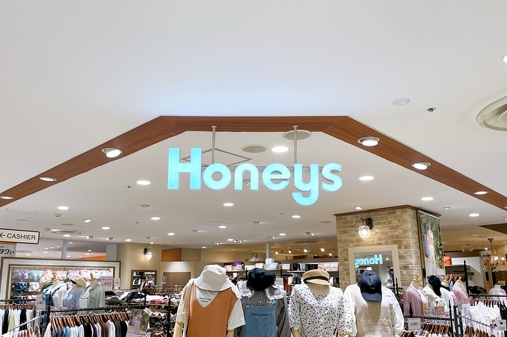 店内に服を着たマネキンがあり、「Honeys」という看板が掲げられた衣料品店です。