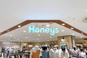 店内に服を着たマネキンがあり、「Honeys」という看板が掲げられた衣料品店です。