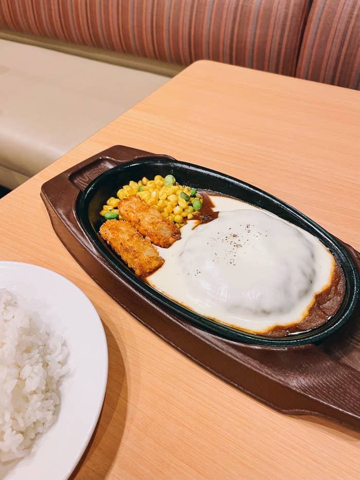 ガストのオススメのメニュー「チーズONチーズINハンバーグ」