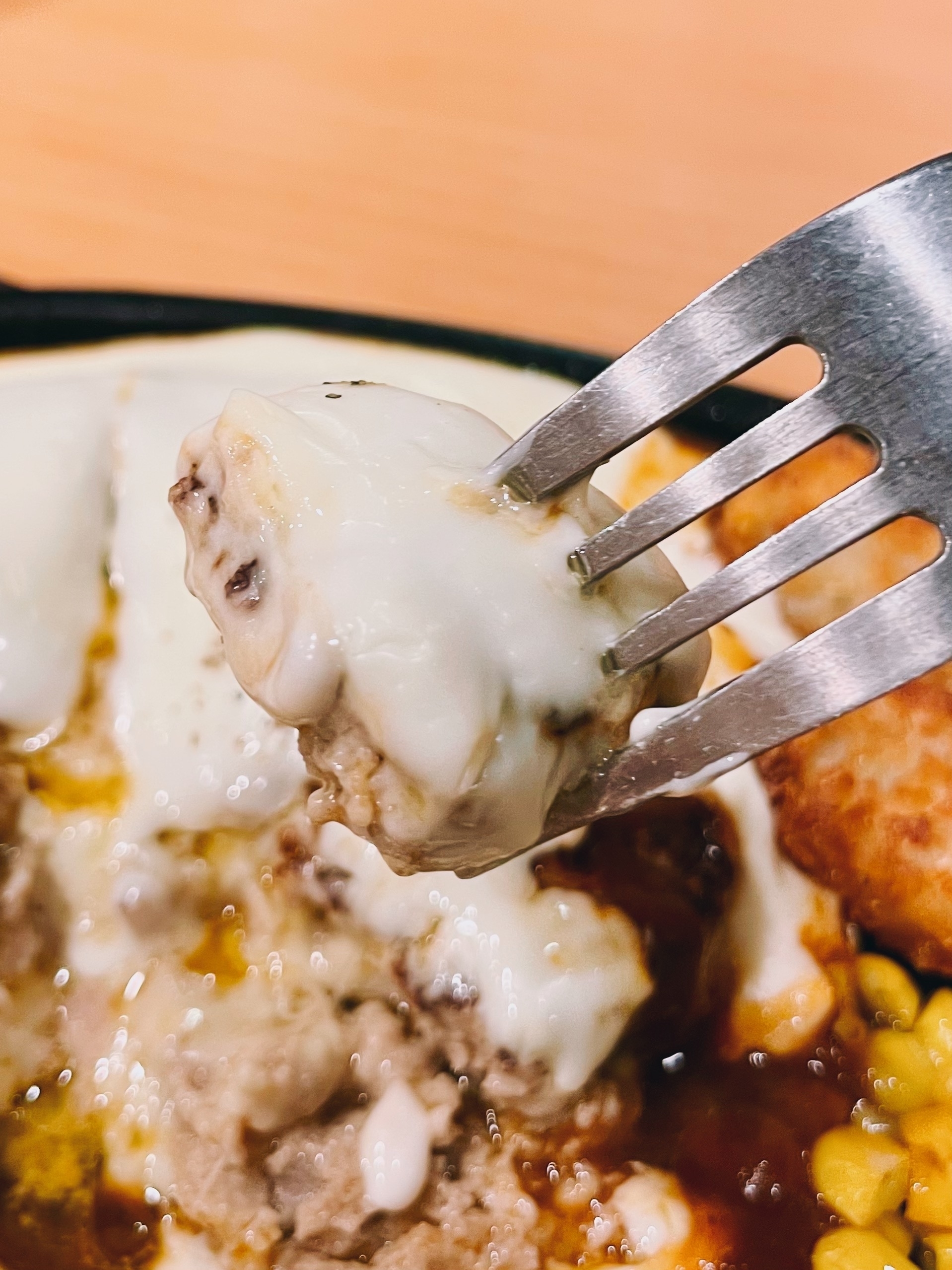 ガストのオススメのメニュー「チーズONチーズINハンバーグ」