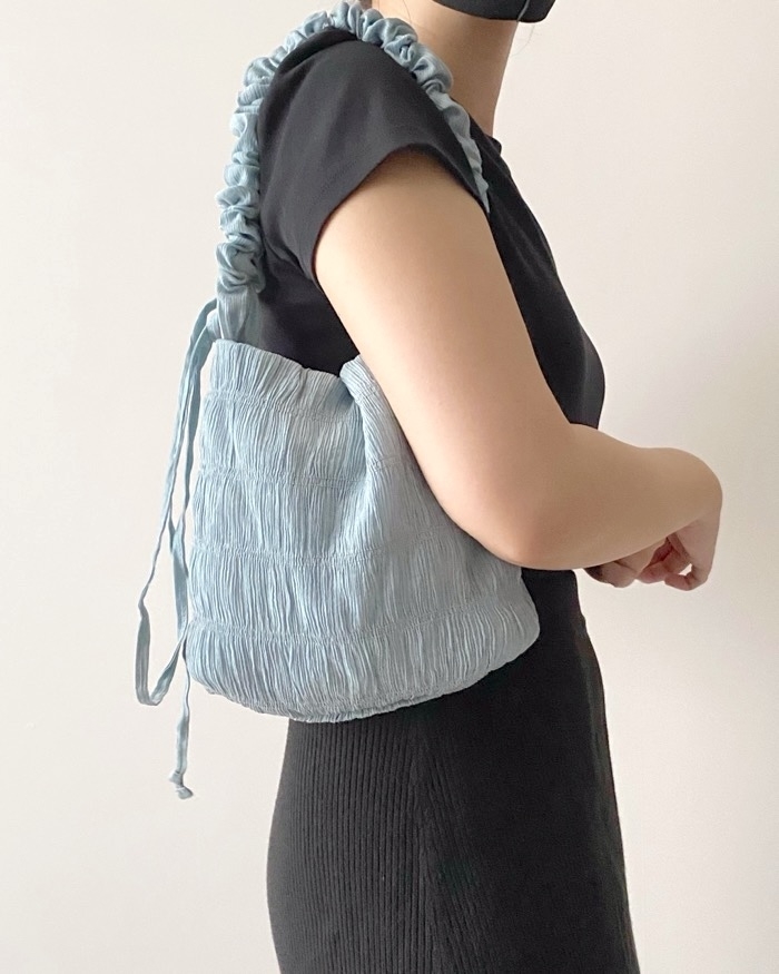 GUのおすすめファッションアイテム「シャーリングショルダーバッグ+E」