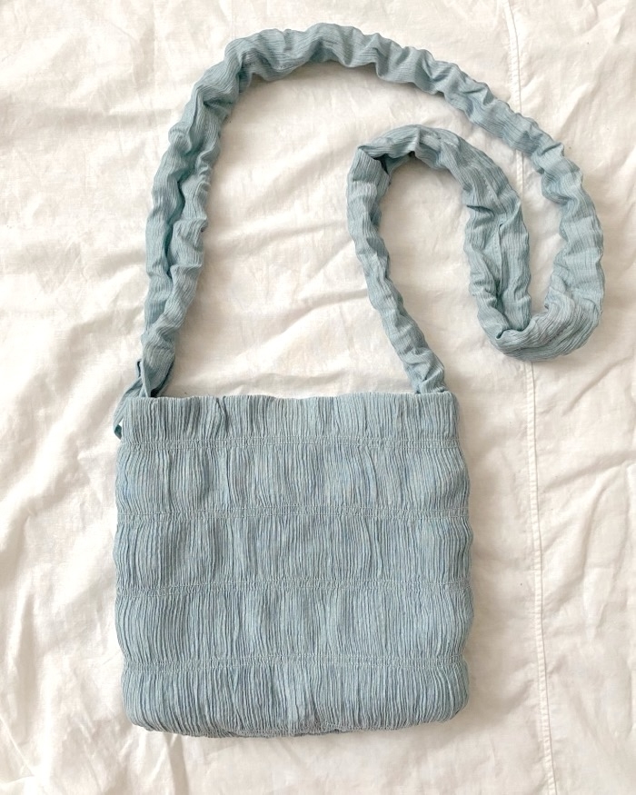 GUのおすすめファッションアイテム「シャーリングショルダーバッグ+E」