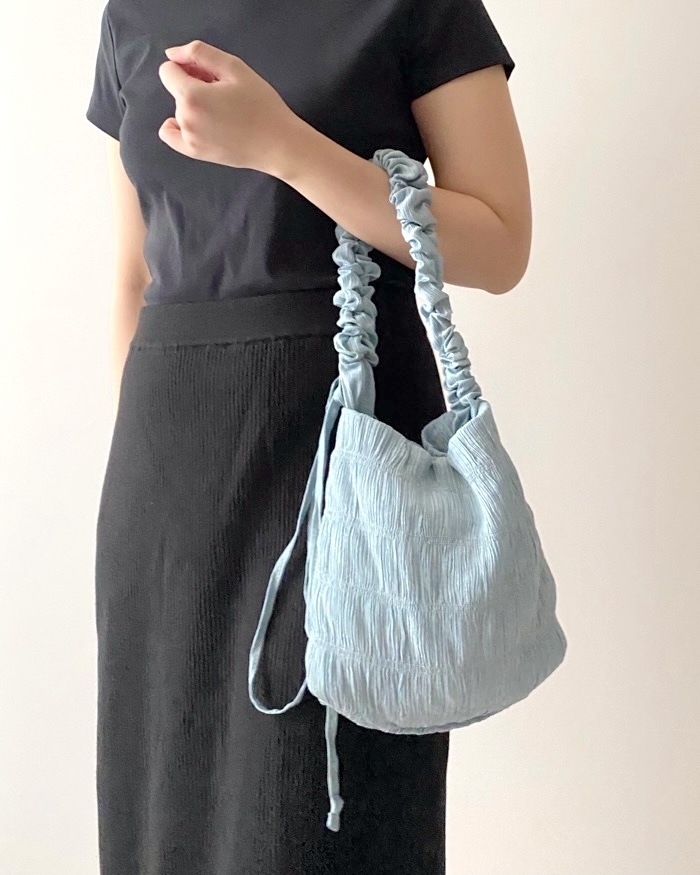 GUのおすすめファッションアイテム「シャーリングショルダーバッグ+E」