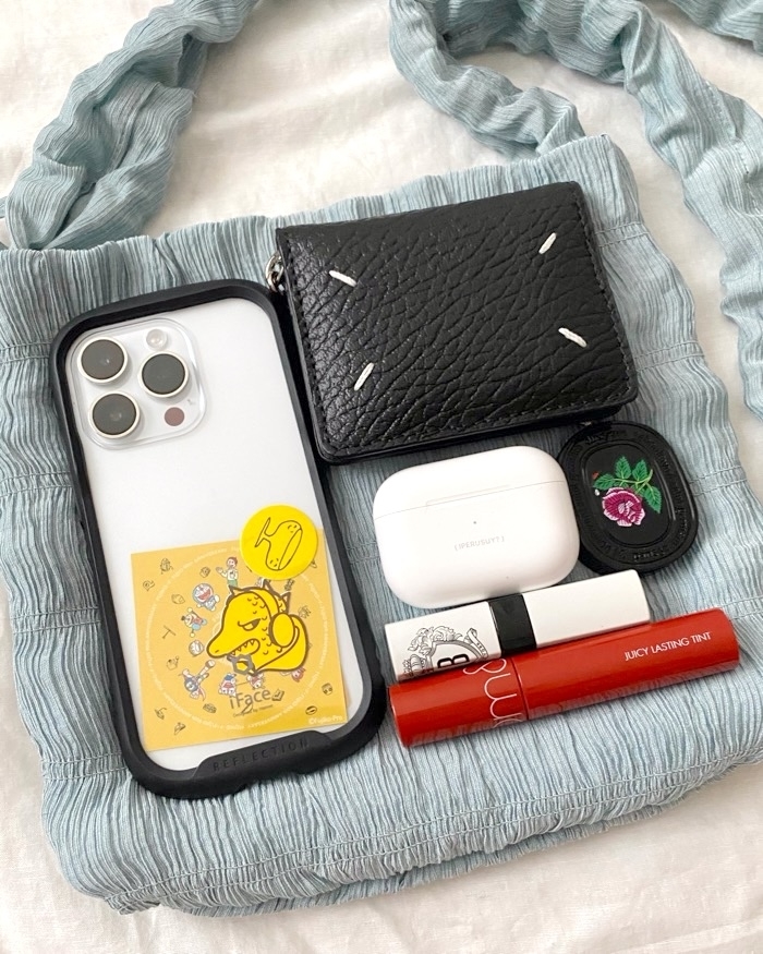 GUのおすすめファッションアイテム「シャーリングショルダーバッグ+E」