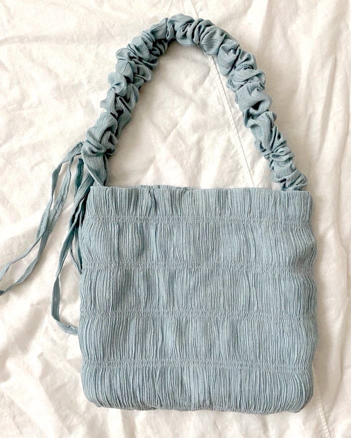 GUのおすすめファッションアイテム「シャーリングショルダーバッグ+E」