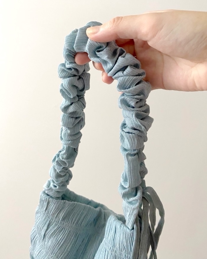 GUのおすすめファッションアイテム「シャーリングショルダーバッグ+E」