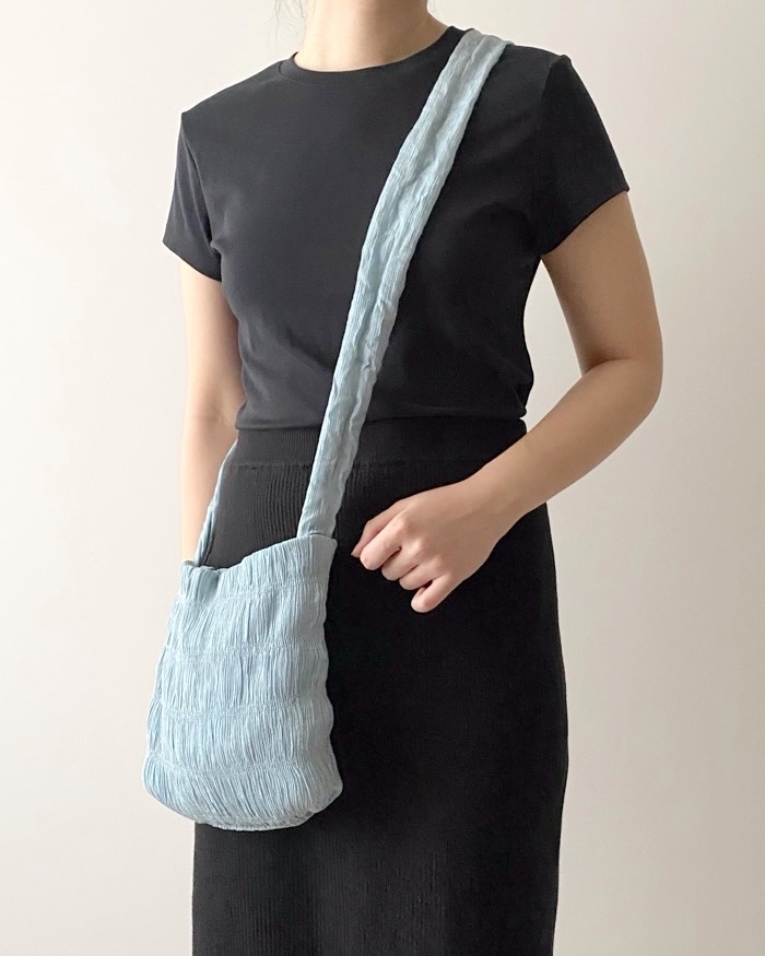 GUのおすすめファッションアイテム「シャーリングショルダーバッグ+E」