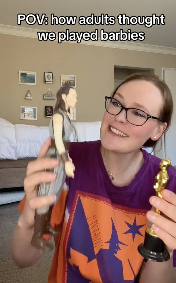 Alexa shows a doll and a trophy, simulating a presentation
