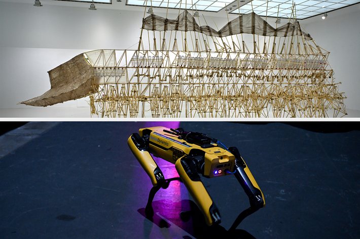 ロボット犬が展示された美術館の床にいる。